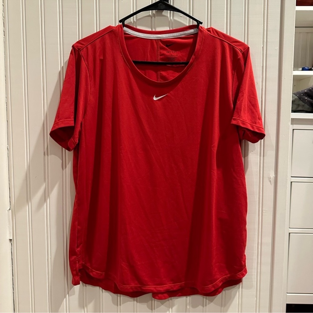 Nike Red Short Sleeve Tee Vibrant and Comfortable